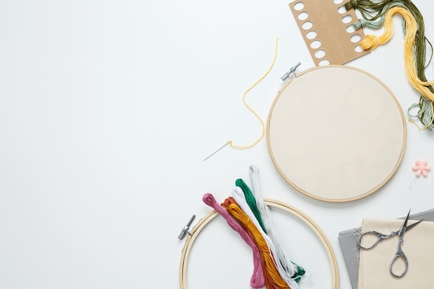 Zestaw narzędzi do haftu: tamborek, igły, nici